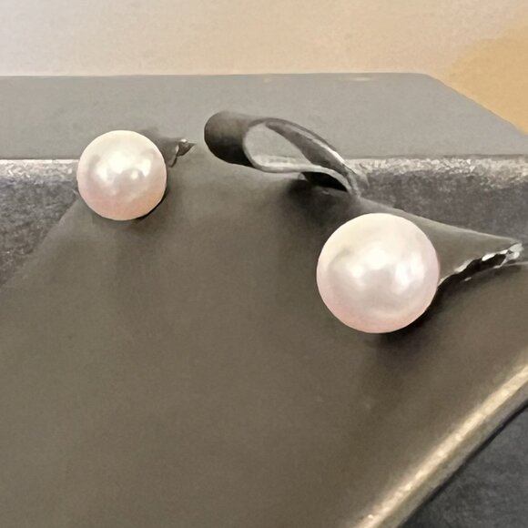 8.5-9MM Saltwater Cultured Pearl stud earrings 14KT White Gold EUC demure - Picture 4 of 15